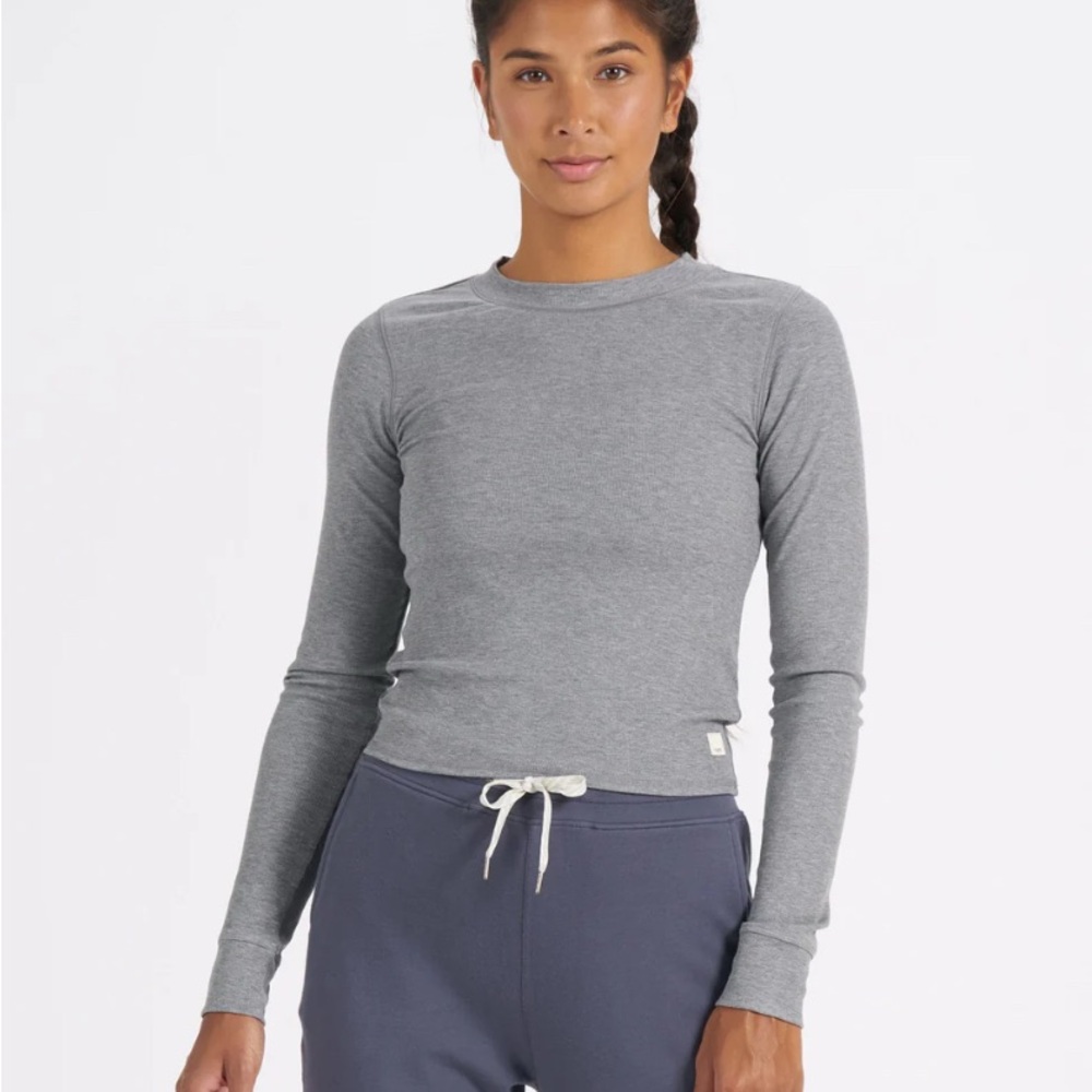 Like new. Vuori Fitted Pose Long Sleeve Tee. Sold out.
